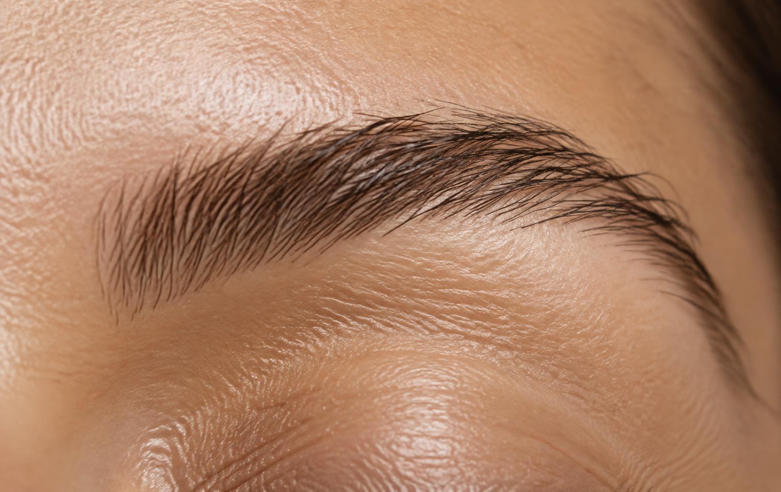 Close-up van een natuurlijke wenkbrauw